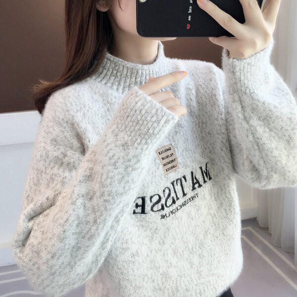 Μοντέρνο γυναικείο πλεκτό πουλόβερ με κεντητική επιγραφή