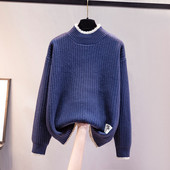 Дамски пуловер с висока яка и емблема