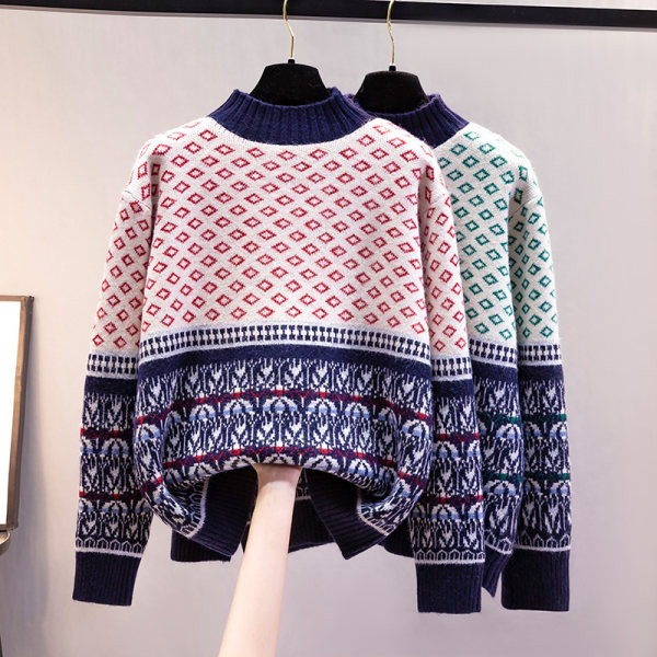 Цветен дамски пуловер с ниска яка и дълъг ръкав