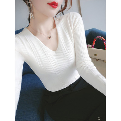 Дамски пуловер с шпиц деколте-тънко плетиво