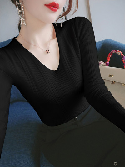 Дамски пуловер с шпиц деколте-тънко плетиво