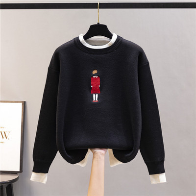 Ежедневен пуловер с бродерия и овално деколте