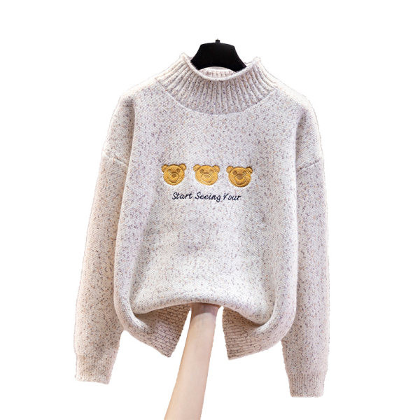 Широк дамски пуловер с бродерия и висока яка