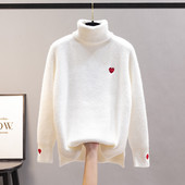 Пухен пуловер с висока яка