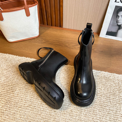 Дамски кожени ботуши с  цип и равна подметка