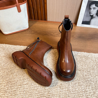 Дамски кожени ботуши с  цип и равна подметка