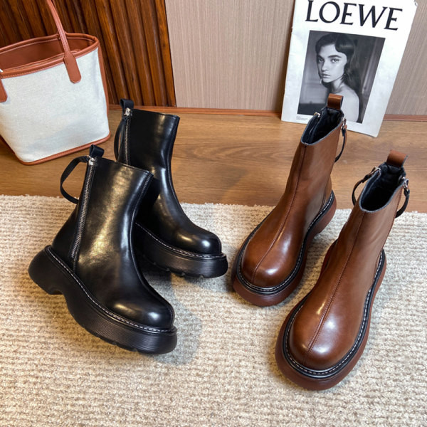 Дамски кожени ботуши с  цип и равна подметка