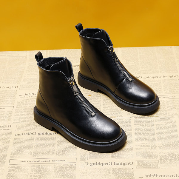 Кожени дамски боти с преден цип в черен цвят 