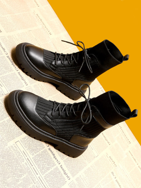 Ежедневни дамски боти  с връзки в черен цвят