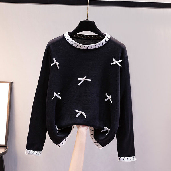 Дамски пуловер с овално деколте и панделка