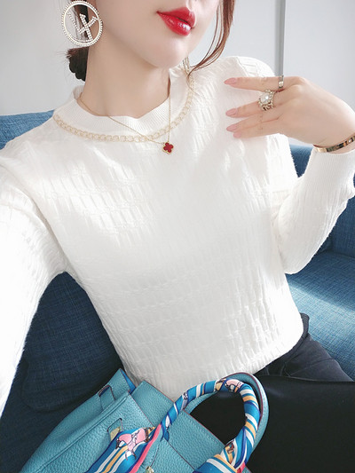 Κομψό γυναικείο εφαρμοστό πουλόβερ με μεταλλική αλυσίδα
