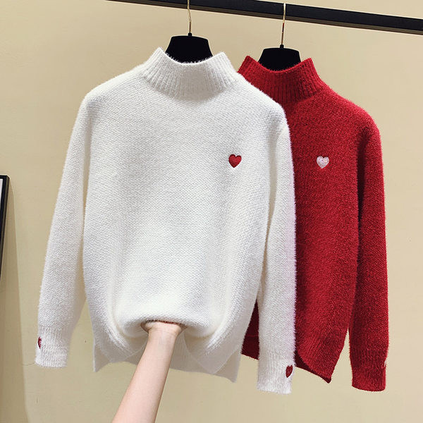 Дамски пуловер с бродерия и високо деколте 