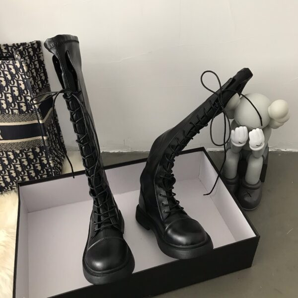 Модерни дамски боти или ботуши от еко кожа в черен цвят