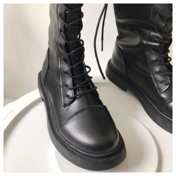 Модерни дамски боти или ботуши от еко кожа в черен цвят