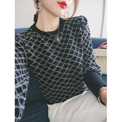 Актуален пуловер с обло деколте и дълъг ръкав