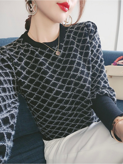 Σύγχρονο πουλόβερ με στρογγυλή λαιμόκοψη και μακριά μανίκια
