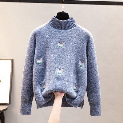 Мек пуловер с цветна бродерия