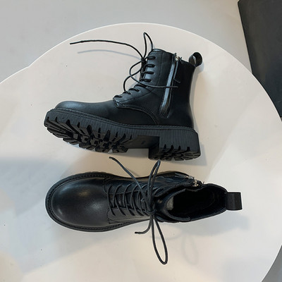 Черни дамски боти с груба подметка и връзки