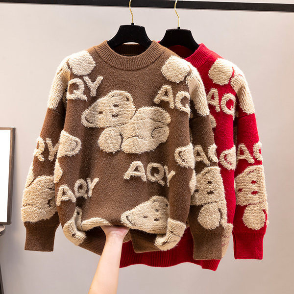 Свободен дамски пуловер с мечета и ниска яка и ме