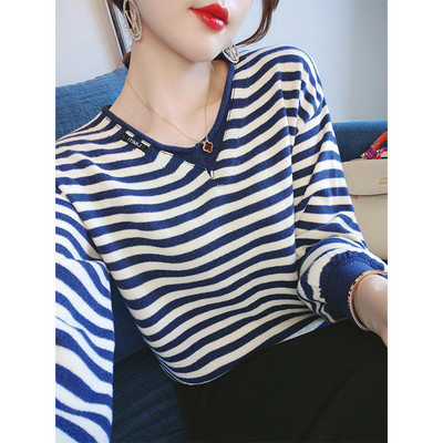 Дамски раиран пуловер с шпиц деколте 