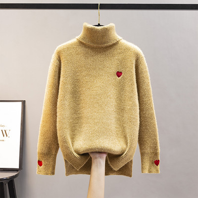 Дамски пухен пуловер с апликация и поло яка 