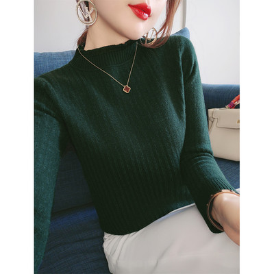 Пухен дамски  пуловер с ниска  яка