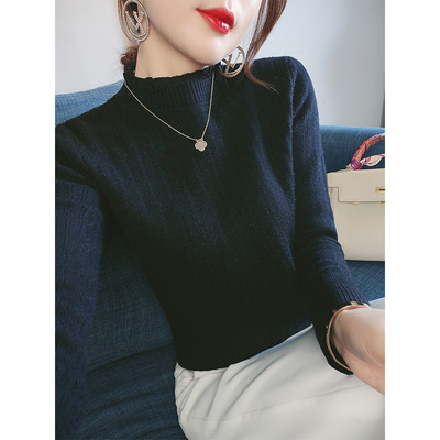 Пухен дамски  пуловер с ниска  яка