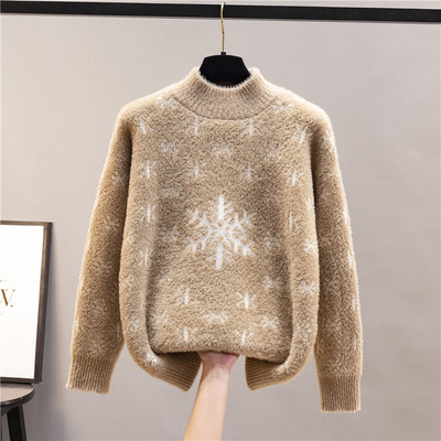 Пухен дамски пуловер със снежинки и ниска яка