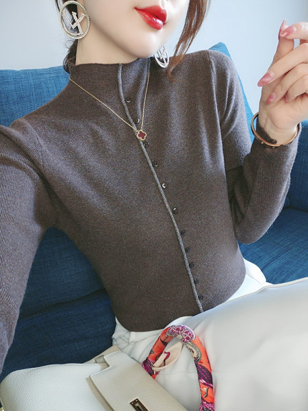 Дамски ежедневен пуловер с висока яка и копчета