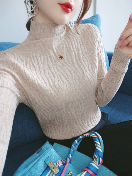 Дамски модерен пуловер с дълги ръкави