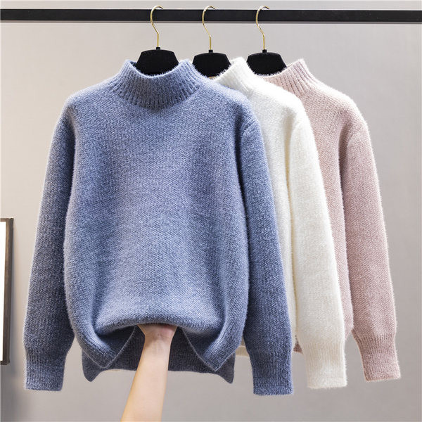 Едноцветен дамски пухен пуловер с ниска яка