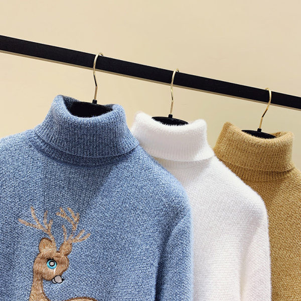 Топъл зимен пуловер с цветна бродерия