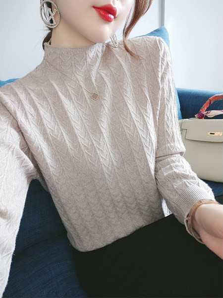 Плетен дамски пуловер  с ниска яка