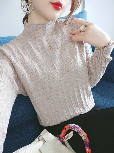 Плетен дамски пуловер  с ниска яка