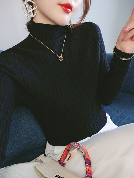 Модерен пуловер с висока яка 