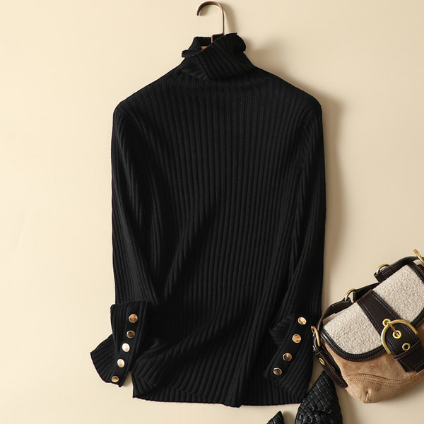 Дамски раиран пуловер с висока поло яка и копчета