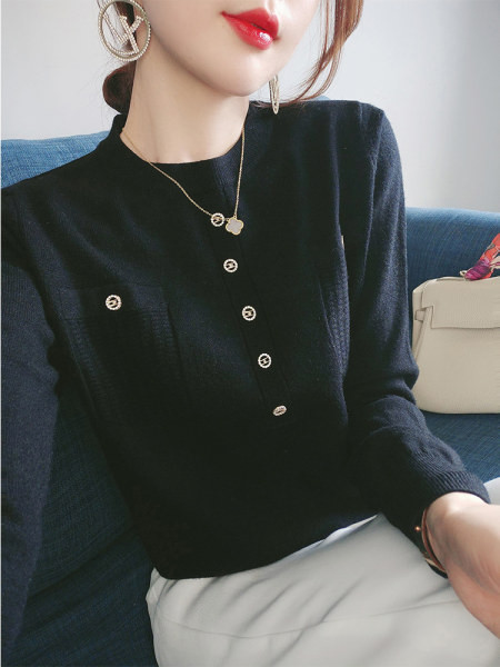 Дамски есенен пуловер с джоб и копчета 