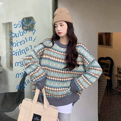 Γυναικείο πουλόβερ με οβάλ λαιμόκοψη - φαρδύ μοντέλο