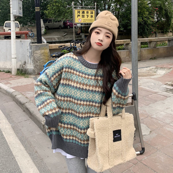 Γυναικείο πουλόβερ με οβάλ λαιμόκοψη - φαρδύ μοντέλο