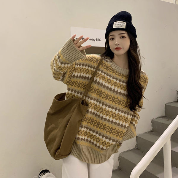 Γυναικείο πουλόβερ με οβάλ λαιμόκοψη - φαρδύ μοντέλο