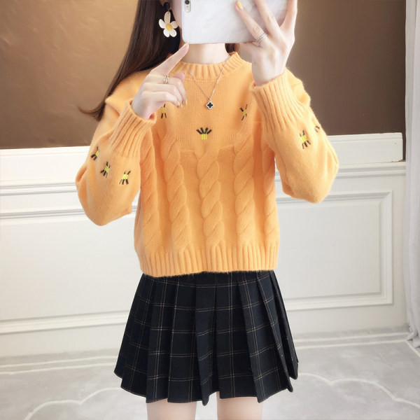 Πλεκτό γυναικείο πουλόβερ με κέντημα και χαμηλό γιακά