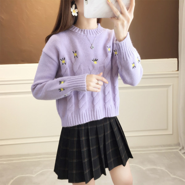 Πλεκτό γυναικείο πουλόβερ με κέντημα και χαμηλό γιακά