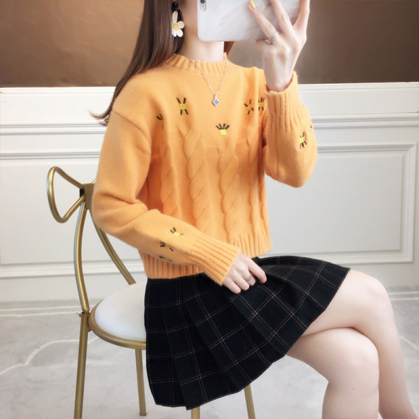 Πλεκτό γυναικείο πουλόβερ με κέντημα και χαμηλό γιακά