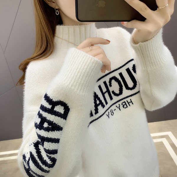 Модерен дамски пуловер с висока яка и надпис