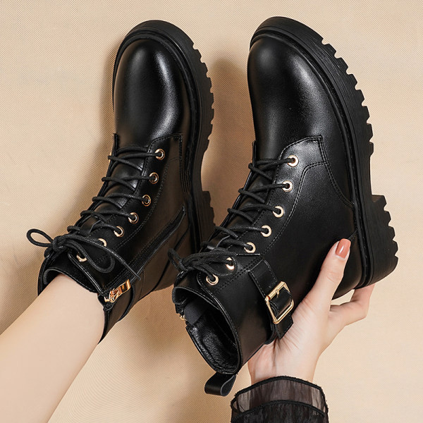 Модерни дамски кожени боти с катарама 