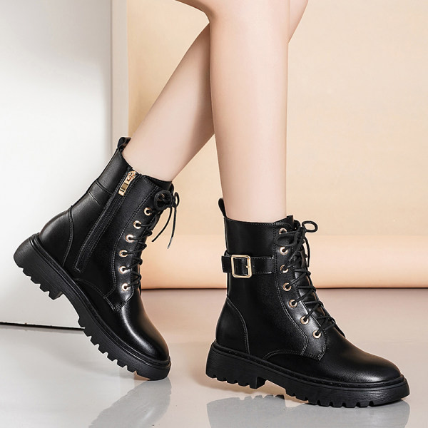 Модерни дамски кожени боти с катарама 