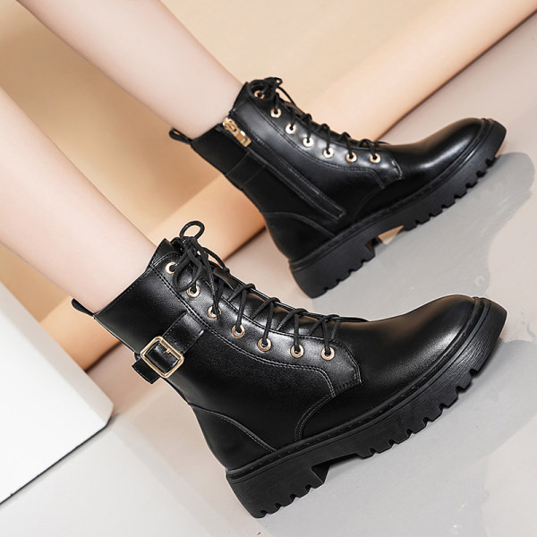 Модерни дамски кожени боти с катарама 