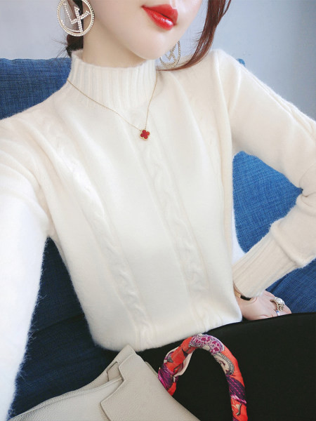 Γυναικείο πλεκτό πουλόβερ με χαμηλό γιακά