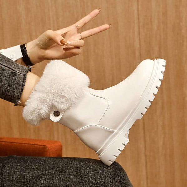 Актуални дамски боти с пух в два цвята