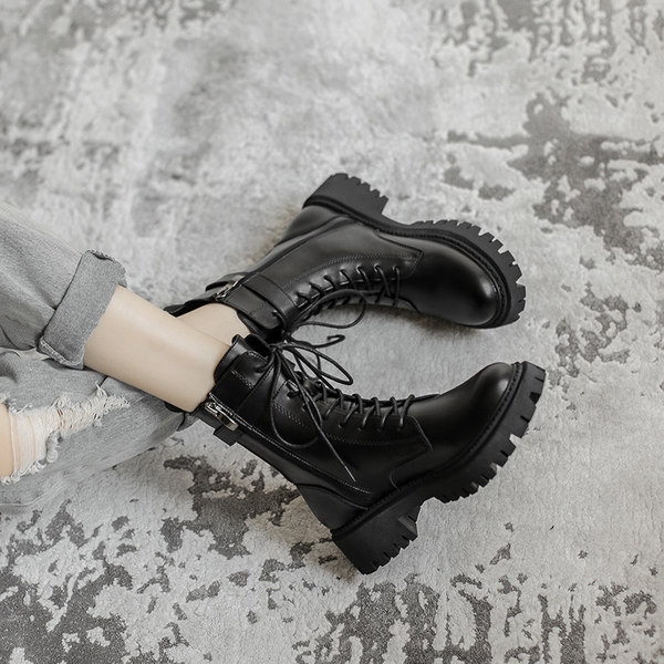 Дамски боти с груба подметка и катарама